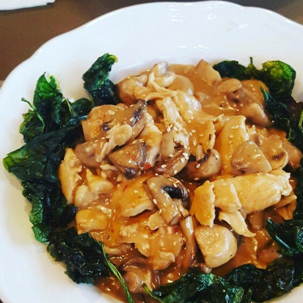 Poulet à la sauce d'arachide avec épinards frits - Restaurant PM